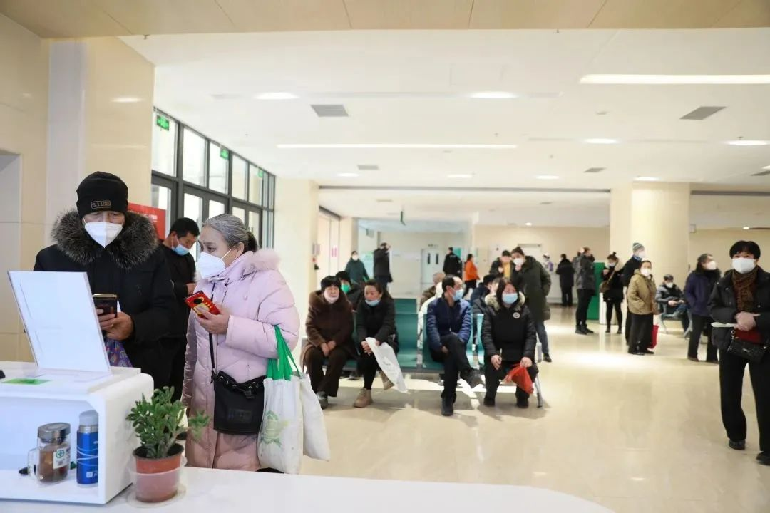 患者如潮，就診場(chǎng)面火爆！市二院著名專(zhuān)家診區(qū)百余位專(zhuān)家陸續(xù)來(lái)院出診(圖1)