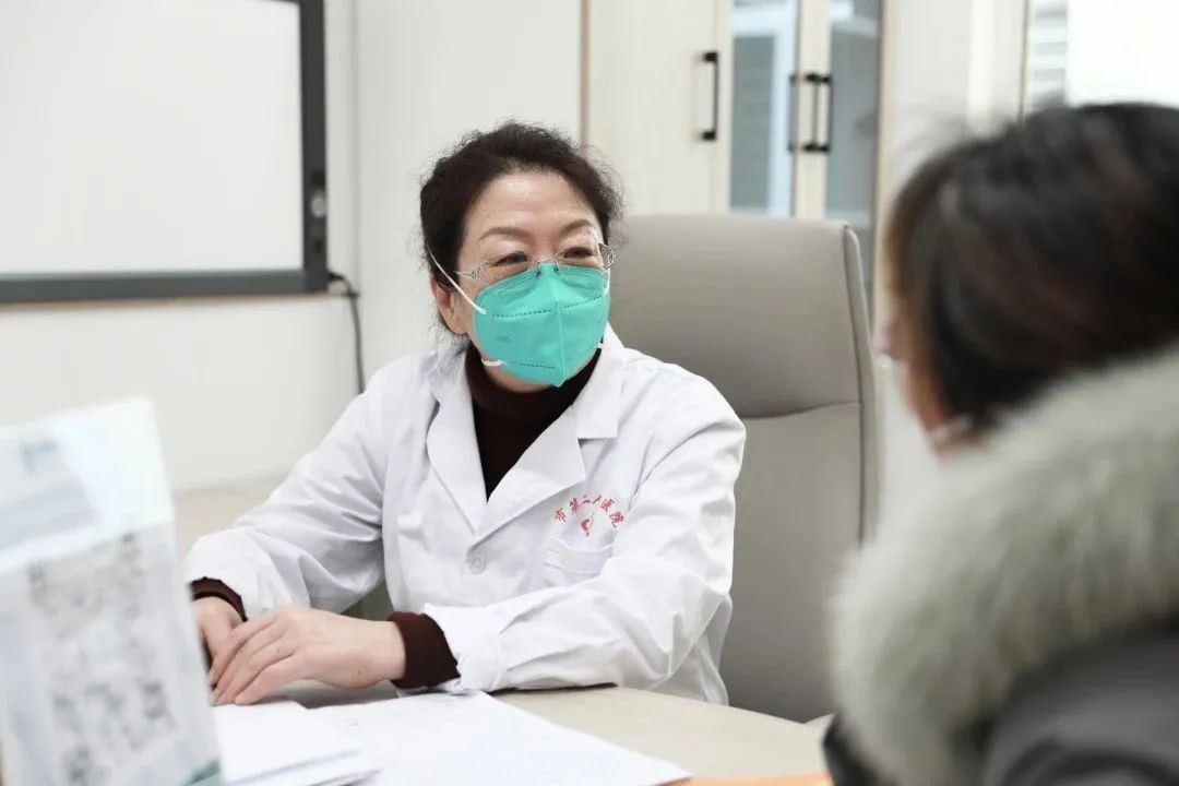 患者如潮，就診場(chǎng)面火爆！市二院著名專(zhuān)家診區(qū)百余位專(zhuān)家陸續(xù)來(lái)院出診(圖5)