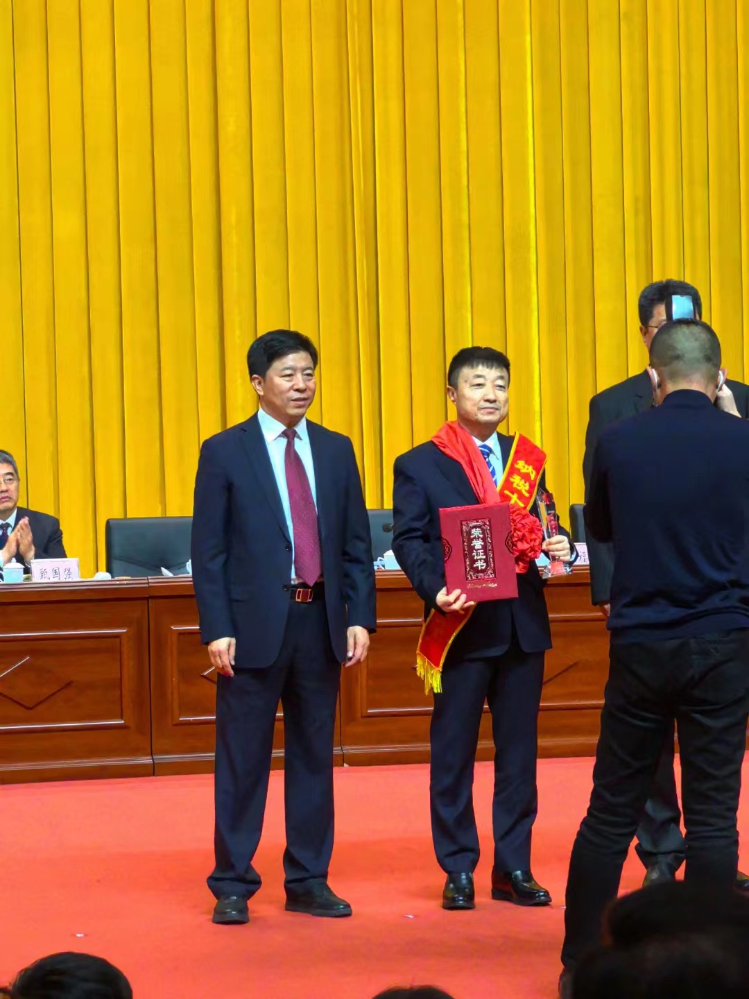 《全市民營(yíng)經(jīng)濟(jì)大會(huì)》暨2023年度民營(yíng)企業(yè)納稅十強(qiáng)表彰大會(huì)在葫蘆島市文化宮隆重召開(kāi)，董事長(zhǎng)趙立君先生代表集團(tuán)上臺(tái)領(lǐng)獎(jiǎng)(圖4)